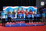 Angelita Magdalena Yusup (kiri) dan Imanuela Ayu Soka (kanan) merayakan kemenangan di podium juara ganda taruna putri Piala Kapolri 2025 usai mengalahkan pasangan Jaya Raya.
