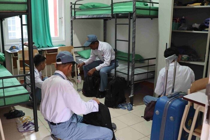 Suasana emosional menyelimuti hari pertama masuk sekolah di Sekolah Rakyat Menengah Atas (SRMA) 13 Kota Bekasi, Senin pagi (15/7).