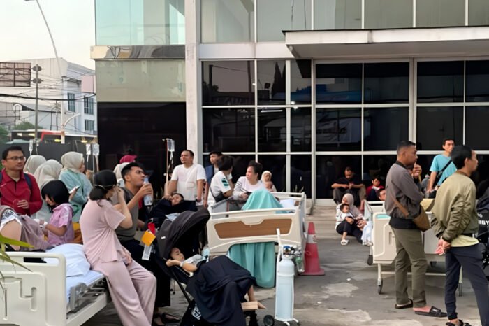 Kepulan asap pekat masih menyelimuti gedung RS Hermina Jatinegara setelah api berhasil dipadamkan. Proses evakuasi pasien dilakukan dengan cepat dan tanpa korban jiwa.