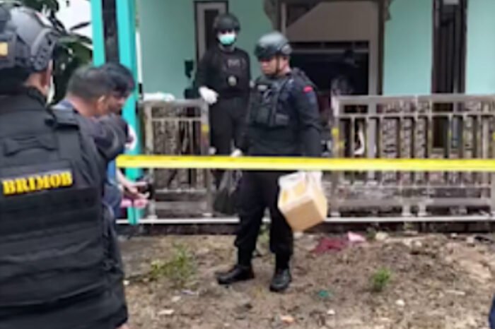 Sterilisasi dilakukan oleh personel Polres Bulukumba pasca ledakan misterius yang menewaskan seorang warga perempuan.