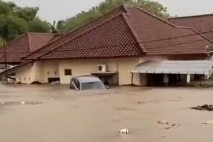 Banjir yang hampir setinggi atap rumah di perumahan di Kota Mataram, NTB, akibat cuaca ekstrem. (Foto: @mnow.id)