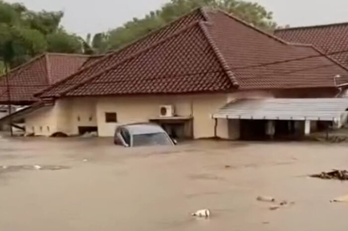 Banjir yang hampir setinggi atap rumah di perumahan di Kota Mataram, NTB, akibat cuaca ekstrem. (Foto: @mnow.id)