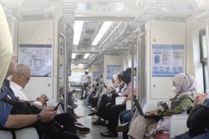 Jumlah pengguna LRT Jabodebek melonjak signifikan hingga 13 juta pada semester pertama 2025, mencerminkan kepercayaan publik yang terus tumbuh.