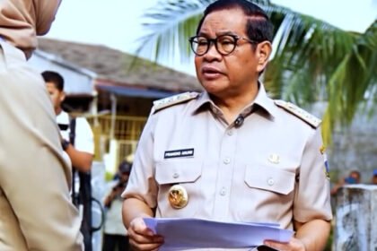 Gubernur DKI Jakarta Pramono Anung saat meninjau lokasi banjir. Ia menjelaskan tiga penyebab utama banjir dan upaya strategis yang dilakukan Pemprov DKI.