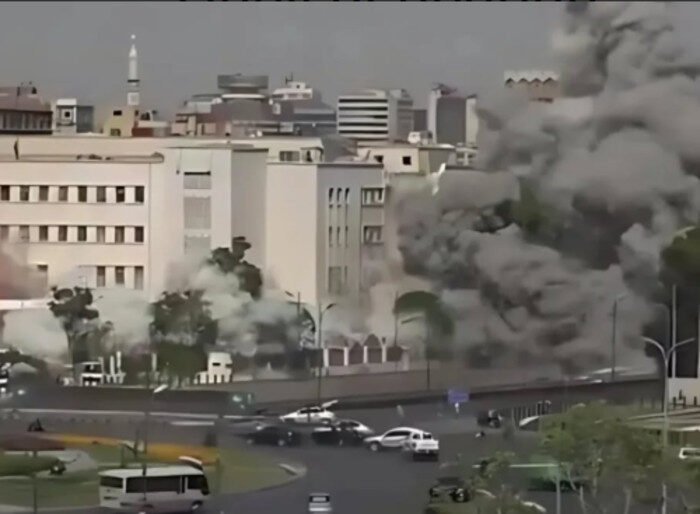 Serangan udara Israel menghantam gedung Kementerian Pertahanan Suriah di jantung kota Damaskus, memicu kepanikan dan kehancuran infrastruktur utama.