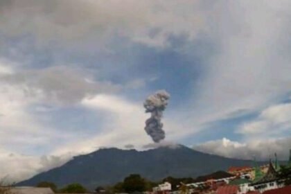 Aliran lahar dingin mengintai Gunung Marapi saat musim hujan. Warga diminta siaga.