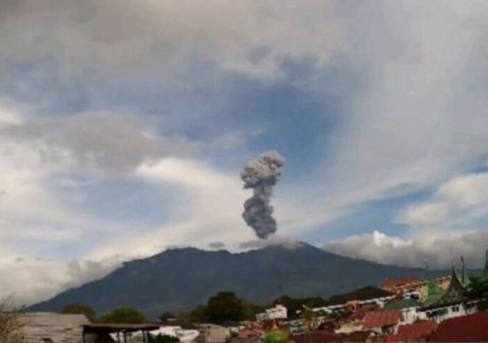 Aliran lahar dingin mengintai Gunung Marapi saat musim hujan. Warga diminta siaga.