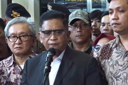Sekjen PDIP Hasto Kristiyanto saat berjalan keluar dari ruang sidang usai mendengarkan pembacaan vonis di Pengadilan Tipikor Jakarta Pusat, Jumat, 25 Juli 2025.