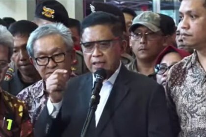 Hasto Kristiyanto tampil tenang meski diputus bersalah dalam kasus suap PAW Harun Masiku. Ia menyatakan tetap akan melawan ketidakadilan hukum dan tidak akan mundur dari jabatan Sekjen PDIP.