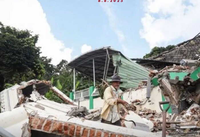 Gempa bumi berkekuatan magnitudo 6,0 mengguncang Kabupaten Poso, Sulawesi Tengah, menyebabkan ratusan rumah rusak dan ribuan warga mengungsi.