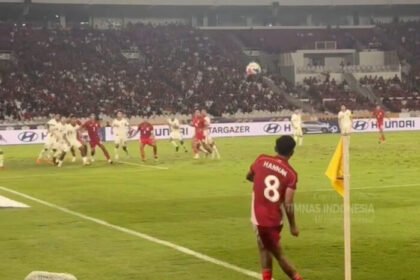 Pertarungan sengit antara Timnas Indonesia U-23 melawan Thailand U-23 di semifinal Piala AFF U23 2025 berakhir imbang 1-1 di waktu normal. Laga pun harus berlanjut ke babak tambahan setelah gol penyeimbang Jens Raven membalas keunggulan Thailand.