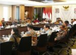 Menteri Koordinator Perekonomian Airlangga Hartarto saat memimpin Rapat Koordinasi Akselerasi Pertumbuhan Ekonomi Semester II 2025 di Jakarta, Jumat (25/07/2025).