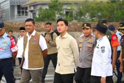 Wapres Gibran mendengarkan paparan langsung dari BNPB saat meninjau posko karhutla di Lanud Roesmin Nurjadin, Pekanbaru, Senin (28/7/2025).