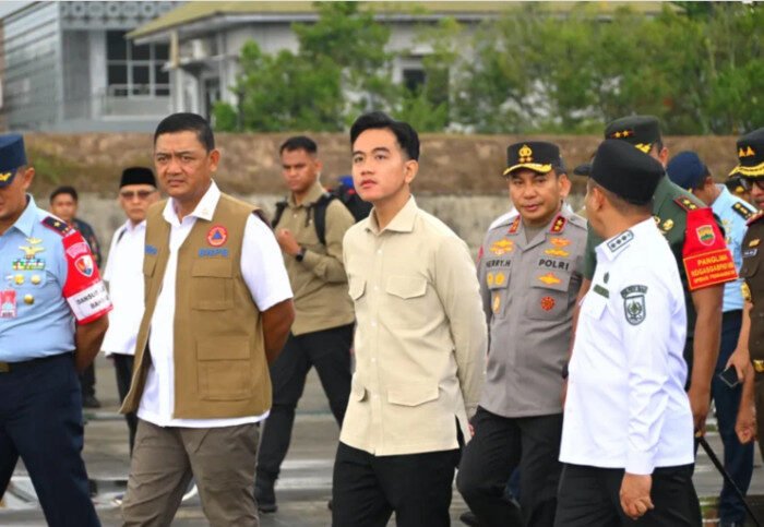 Wapres Gibran mendengarkan paparan langsung dari BNPB saat meninjau posko karhutla di Lanud Roesmin Nurjadin, Pekanbaru, Senin (28/7/2025).
