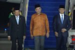 PM Malaysia Anwar Ibrahim tiba di Jakarta untuk menghadiri Konsultasi Tahunan ke-13 Indonesia-Malaysia bersama Presiden Prabowo, Senin (28/7/2025). Disambut Mendagri Tito dan Menlu Sugiono, kunjungan ini mencakup penandatanganan MoU strategis dan pidato di ASEAN.