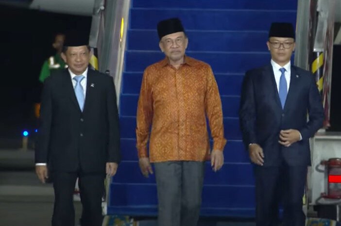 PM Malaysia Anwar Ibrahim tiba di Jakarta untuk menghadiri Konsultasi Tahunan ke-13 Indonesia-Malaysia bersama Presiden Prabowo, Senin (28/7/2025). Disambut Mendagri Tito dan Menlu Sugiono, kunjungan ini mencakup penandatanganan MoU strategis dan pidato di ASEAN.