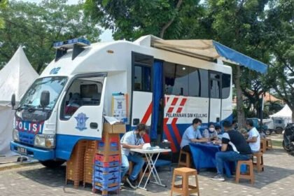 Layanan SIM Keliling Kamis ini tersedia di lima lokasi Jakarta. Khusus untuk perpanjangan SIM A dan SIM C yang masih aktif. Simak lokasi dan syarat lengkapnya.