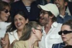 Andrew Garfield dan Monica Barbaro tampil mesra dan elegan di Wimbledon 2025, berada di tengah tribun penonton, mengonfirmasi hubungan asmara mereka secara tidak langsung.