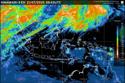 BMKG peringatkan Jawa Timur dan wilayah lainnya terhadap potensi hujan lebat disertai petir dan angin kencang pada 21–25 Juli 2025.