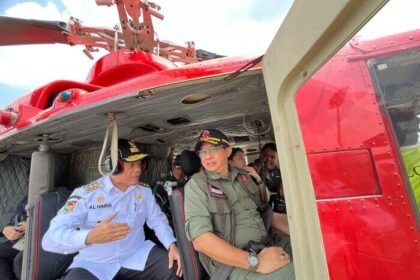 Kepala BNPB Letjen TNI Suharyanto memantau kondisi wilayah rawan karhutla dari udara bersama Gubernur Jambi dan Kepala BMKG, Rabu (30/7/2025). Hujan terpantau turun di Kota Jambi selama patroli berlangsung.
