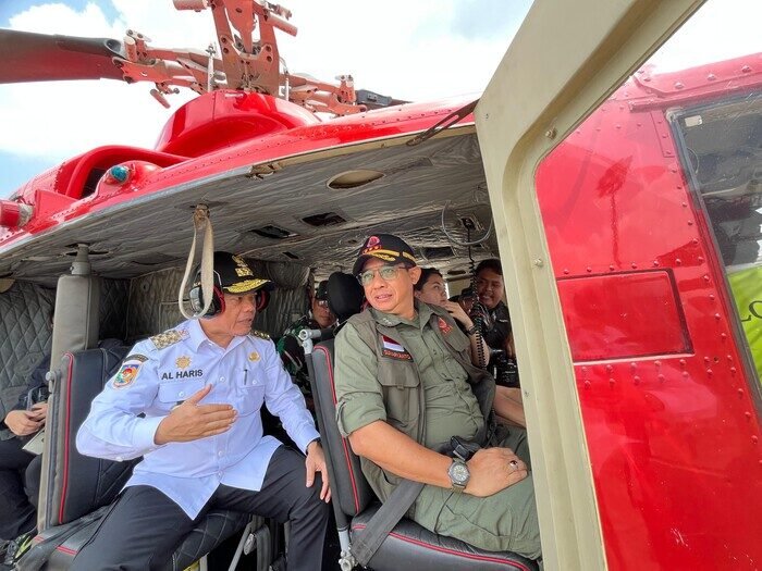 Kepala BNPB Letjen TNI Suharyanto memantau kondisi wilayah rawan karhutla dari udara bersama Gubernur Jambi dan Kepala BMKG, Rabu (30/7/2025). Hujan terpantau turun di Kota Jambi selama patroli berlangsung.