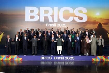 Prabowo Subianto (tengah) bersama Presiden Afrika Selatan Cyril Ramaphosa dan sejumlah pemimpin dunia saat sesi foto resmi KTT BRICS 2025 di Museum of Modern Art, Brasil, 7 Juli 2025.