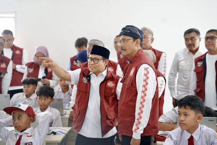 Menteri Sosial Saifullah Yusuf membuka program Masa Pengenalan Lingkungan Sekolah (MPLS) di Sekolah Rakyat Menengah Pertama 10, Bogor, sambil memastikan siswa mulai mendapat fasilitas makan bergizi gratis.