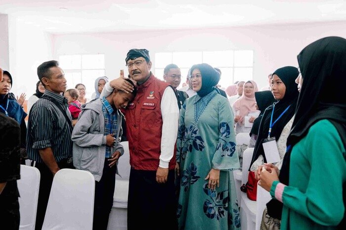 Distribusi peralatan Sekolah Rakyat 2025 masih berjalan di berbagai daerah. Meski belum lengkap, kegiatan belajar tetap dimulai. Menteri Sosial pastikan kurikulum dan guru sudah siap.