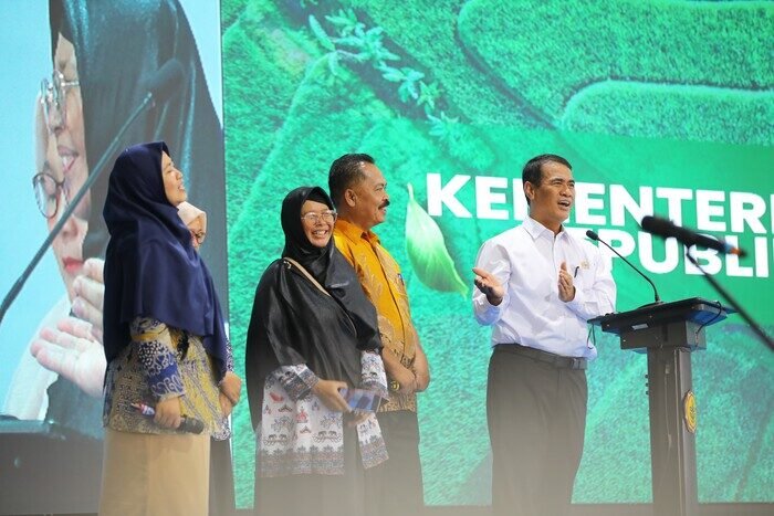 Mentan Amran Sulaiman menyerahkan penghargaan kepada penyuluh terbaik dalam peringatan HKP ke-53 di Jakarta, Senin (30/6/2025).