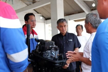 Melalui program Pertamina Sahabat Nelayan, Pertamina memberikan edukasi pelatihan mekanik perawatan mesin kapal dan kewirausahaan untuk membantu nelayan merintis bengkel, pendampingan antar nelayan untuk memperluas jaringan dan pengetahuan.