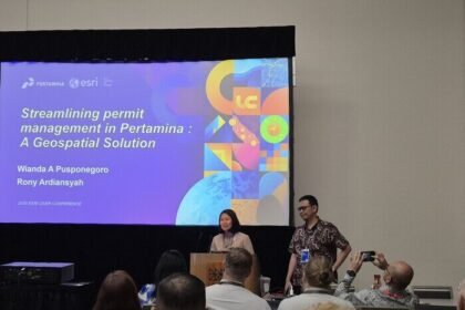 Pertamina perkenalkan inovasi sistem perizinan real-time di Esri User Conference 2025.