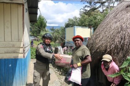 Personel Satgas Damai Cartenz berinteraksi langsung dengan masyarakat Desa Lantipo, Jayawijaya, saat menyerahkan bantuan sembako dalam rangka memperkuat kedekatan sosial dan menjaga stabilitas keamanan wilayah Papua Pegunungan, Minggu (29/6/2025).