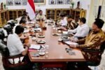 Rapat darurat di Istana Negara yang dipimpin Presiden Prabowo Subianto, membahas penindakan terhadap produsen beras oplosan. Hadir dalam pertemuan tersebut Kapolri, Mentan, Jaksa Agung, Gubernur BI, dan Kepala PPATK.