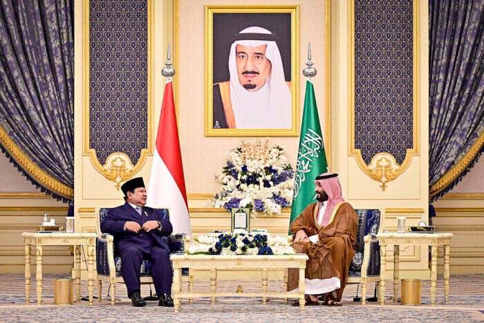 Kunjungan Presiden Prabowo Subianto ke Arab Saudi membuahkan hasil besar. Lewat aliansi ekonomi strategis bersama Pangeran Mohammed bin Salman, disepakati investasi Rp437,8 triliun serta peluang kerja dan penguatan sektor energi, kesehatan, dan teknologi.