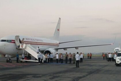 Presiden Prabowo Subianto tiba di Lanud Adi Soemarmo Solo untuk menghadiri Kongres PSI dan meluncurkan program Koperasi Desa Merah Putih.