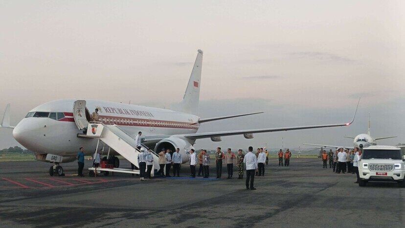 Presiden Prabowo Subianto tiba di Lanud Adi Soemarmo Solo untuk menghadiri Kongres PSI dan meluncurkan program Koperasi Desa Merah Putih.
