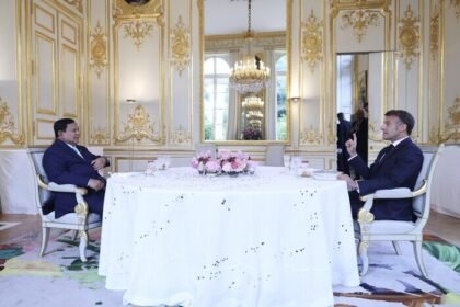Prabowo Subianto dijamu makan malam oleh Emmanuel Macron menandai eratnya hubungan diplomatik Indonesia-Prancis.