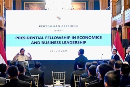 Presiden berdialog bersama peserta Presidential Fellowship in Economics and Business Leadership di Istana, membahas tantangan ekonomi masa kini.