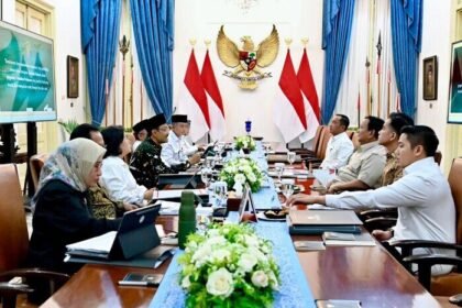 Presiden Prabowo Subianto berdiskusi bersama Wakil Presiden Gibran Rakabuming dan para menteri Kabinet Merah Putih terkait pelaksanaan Sekolah Rakyat Rintisan Tahun 2025 di Istana Merdeka.