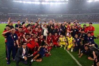 Para pemain Timnas Indonesia merayakan kemenangan atas China di laga Kualifikasi Piala Dunia 2026, yang berkontribusi pada lonjakan peringkat FIFA terbaru.