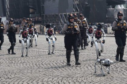 Robot humanoid dan robodog tampil di Monas saat gladi Hari Bhayangkara ke-79, menjadi magnet perhatian warga dan simbol modernisasi Polri.