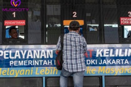 Warga mengurus pembayaran pajak kendaraan di gerai Samsat Keliling kawasan Jabodetabek. Layanan ini mempermudah masyarakat tanpa harus antre di kantor pusat Samsat.