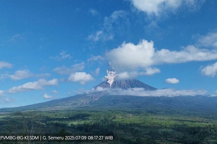 Letusan Gunung Semeru kembali terjadi pada Selasa pagi, memuntahkan kolom abu hingga 1,2 km ke langit. PVMBG imbau warga menjauhi zona bahaya.