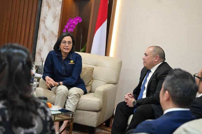 Sri Mulyani saat membahas arah investasi Danantara bersama CIO Pandu Sjahrir, menekankan pentingnya kepentingan publik dan tata kelola yang baik.