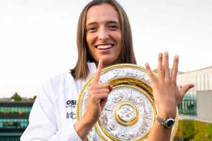 Iga Swiatek meraih gelar Wimbledon pertamanya dengan kemenangan sensasional 6-0, 6-0 atas Amanda Anisimova, mencetak sejarah sebagai juara putri pertama yang menorehkan skor double bagel di final sejak 1911.