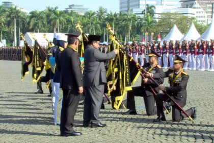 Presiden Prabowo Subianto menganugerahkan Tanda Kehormatan Nugraha Sakanti kepada tujuh satuan kerja Polri saat peringatan Hari Bhayangkara ke-79 di Monas, Jakarta.