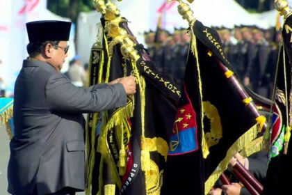 Presiden Prabowo Subianto menganugerahkan Tanda Kehormatan Nugraha Sakanti kepada tujuh satuan kerja Polri dalam upacara Hari Bhayangkara ke-79 di Monas, Selasa (1/7/2025).