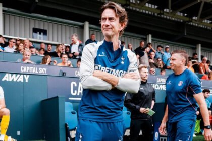 Pelatih anyar Tottenham Hotspur, Thomas Frank meraih hasil kurang memuaskan di laga pramusim. Tercatat dari empat laga sebelumnya hanya sekali meraih kemenangan, sekali kalah dan sisanya berakhir seri padahal lawannya klub-klub gurem. (Foto: @spursofficial)