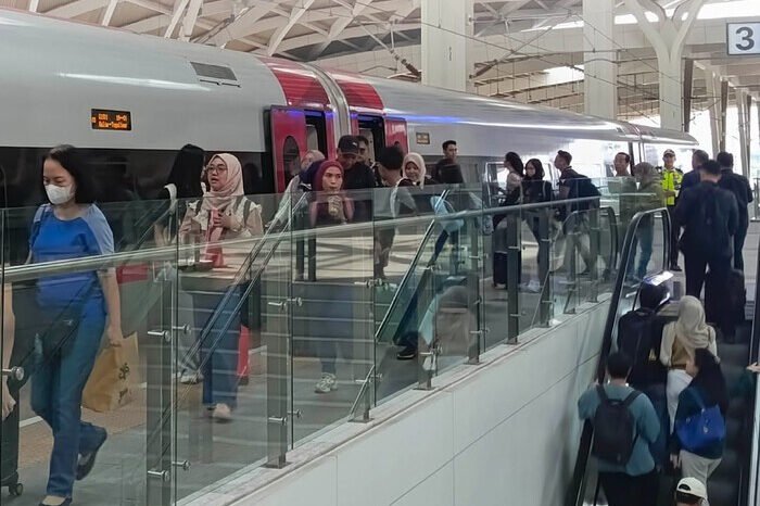 Jumlah penumpang Kereta Cepat Whoosh menembus 2,9 juta orang hingga Juni 2025. Layanan ditingkatkan demi capai target 6 juta penumpang akhir tahun.