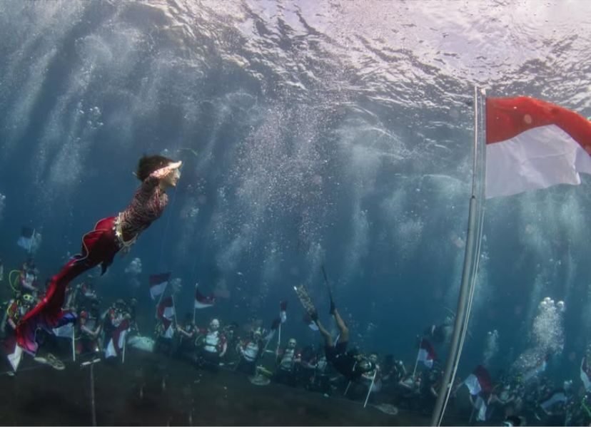 Gubernur Sherly Tjoanda Kibarkan Merah Putih di Dasar Laut Ternate, Soroti Krisis Kelautan Indonesia 4 Gubernur Sherly Tjoanda Kibarkan Merah Putih di Dasar Laut Ternate, Soroti Krisis Kelautan Indonesia